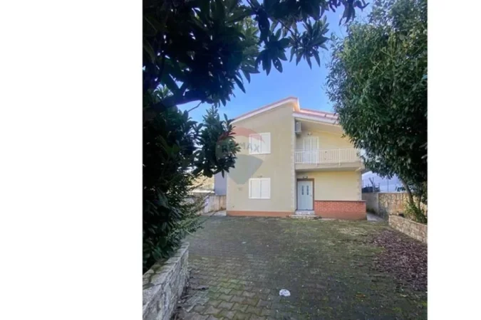 Tirane, shitet apartament 2+1+Ballkon Kati 2, 240.000 € (vore marikaj)