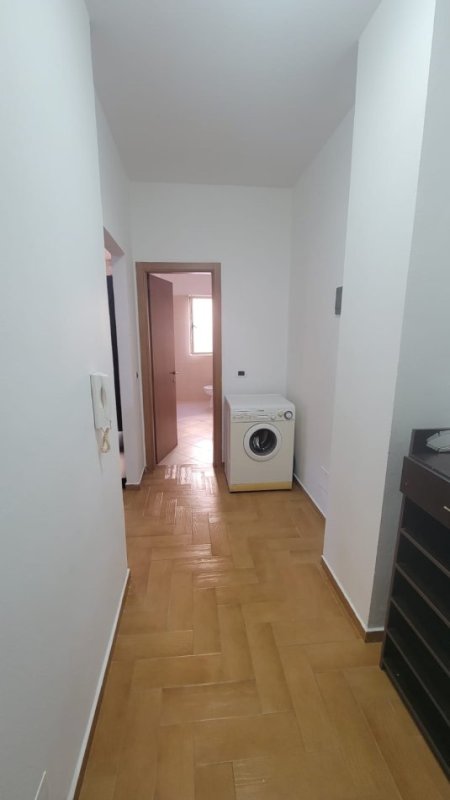 Tirane, jepet me qera apartament 2+1 Kati 2, 95 m² 650 € (Rruga Him Kolli, Myslym Shyri, Tiranë.)