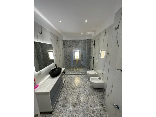 Tirane, jap me qera apartament 1+1+Ballkon Kati 3, 77 m² 700 € (Farke Lake Land Residence)