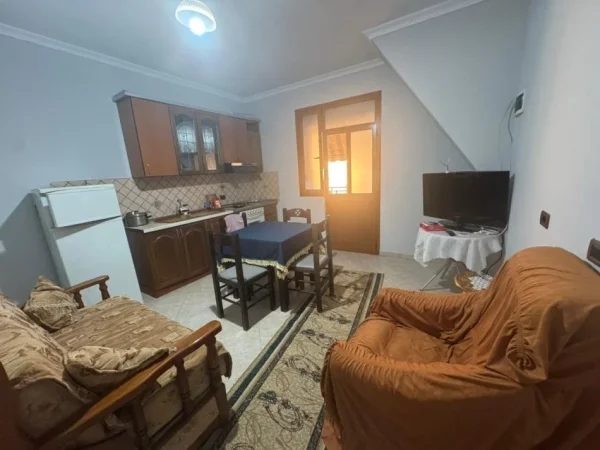 Tirane, jepet me qera apartament 1+1+Ballkon Kati 2, 65 m² 250 € (rruga osbe)