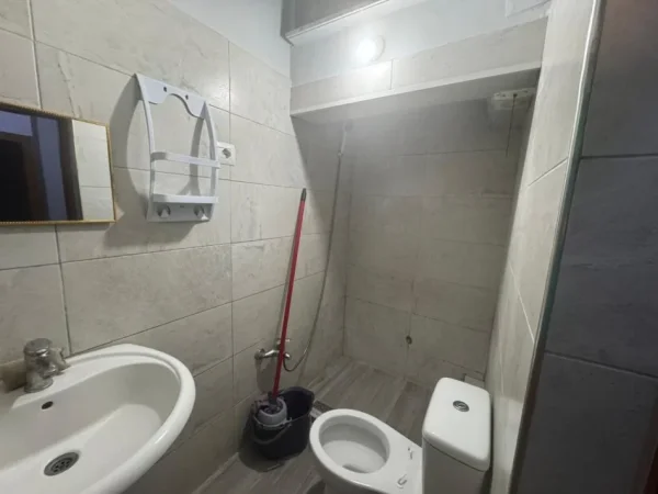 Tirane, jepet me qera apartament 1+1+Ballkon Kati 2, 65 m² 250 € (rruga osbe)