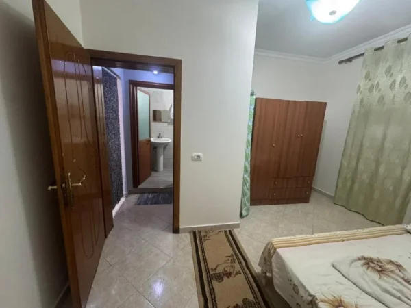 Tirane, jepet me qera apartament 1+1+Ballkon Kati 2, 65 m² 250 € (rruga osbe)