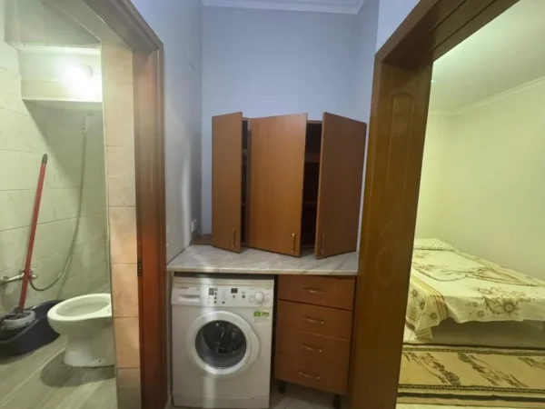 Tirane, jepet me qera apartament 1+1+Ballkon Kati 2, 65 m² 250 € (rruga osbe)