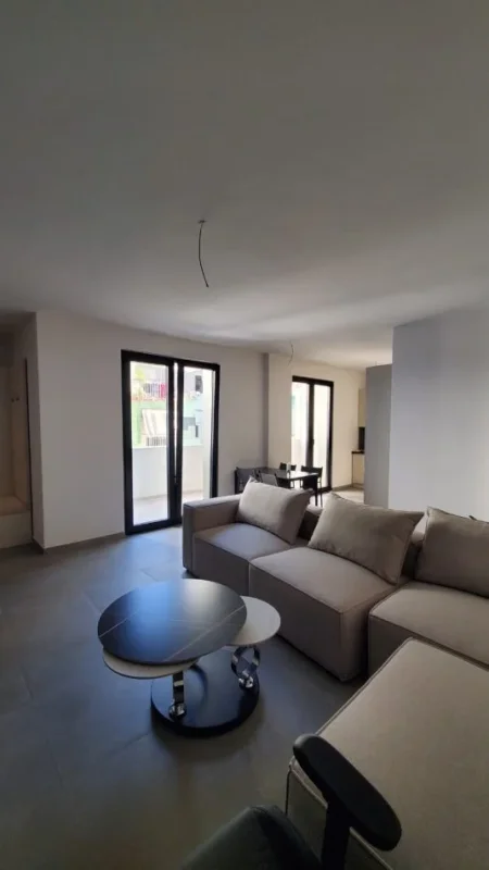 Tirane, jepet me qera apartament 1+1 Kati 4, 90 m² 700 € (21 dhjetori , rruga e kavajes)