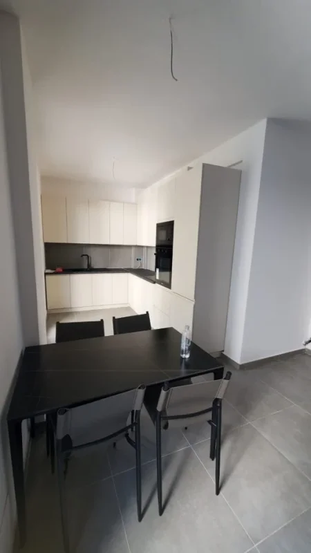 Tirane, jepet me qera apartament 1+1 Kati 4, 90 m² 700 € (ish parku i autobusave)