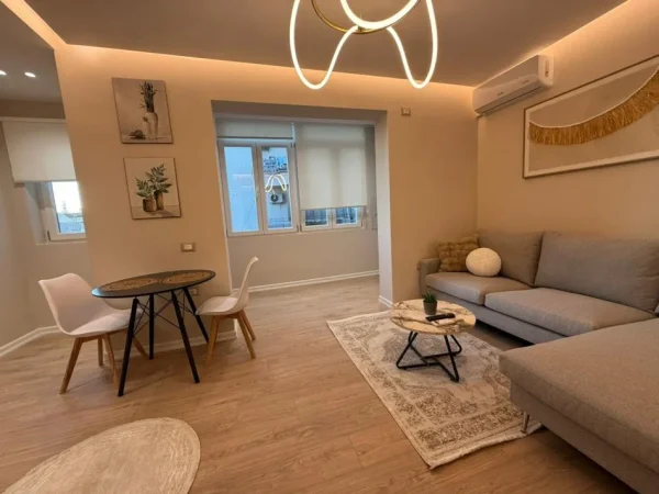 Tirane, shitet apartament 1+1 , (Stacioni i Trenit)