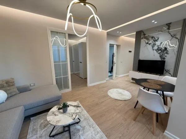 Tirane, shitet apartament 1+1 , (Stacioni i Trenit)