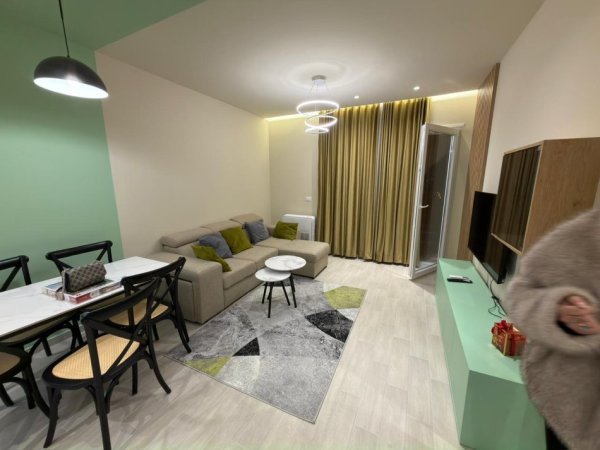 Tirane, jepet me qera apartament 1+1 , 550 € 
