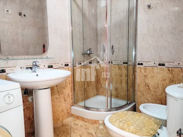 Tirane, jepet me qera apartament 2+1+Ballkon Kati 9, 110 m² 700 € (PRANE QENDRES)