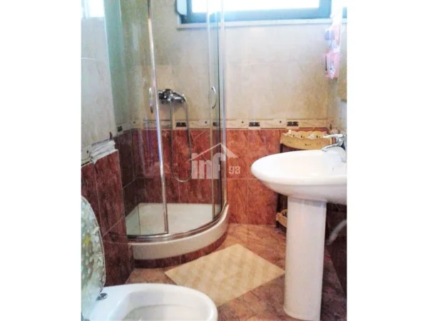 Tirane, jepet me qera apartament 2+1+Ballkon Kati 9, 110 m² 700 € (PRANE QENDRES)