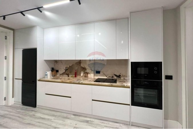 Tirane, jepet me qera apartament 2+1 , 123 m² 2.000 € (Blloku)