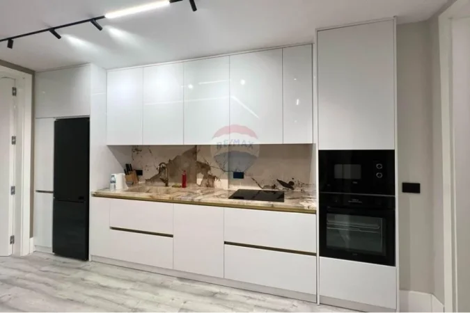 Tirane, jepet me qera apartament 2+1 , 123 m² 2.000 € (Blloku)