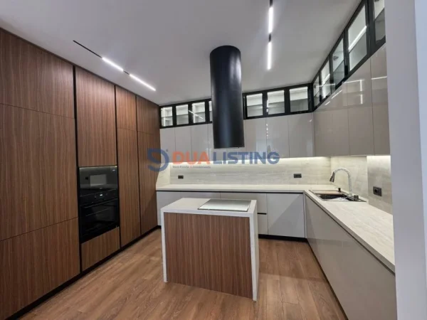 Tirane, jepet me qera Vile 4+1+Ballkon , 425 m² 5.000 € (Liqeni i Thate)