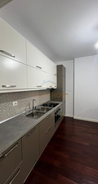 Tirane, shitet apartament 1+1+Ballkon Kati 1, 68 m² 110.000 € (Fresku)