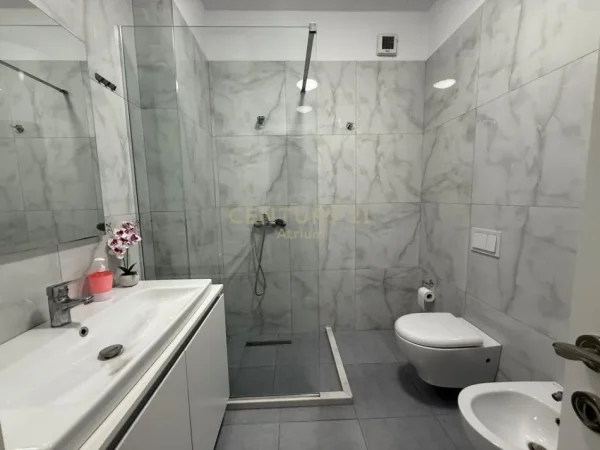Tirane, jepet me qera 2+1+Ballkon Kati 5, 109 m² 750 € (Ali Demi)