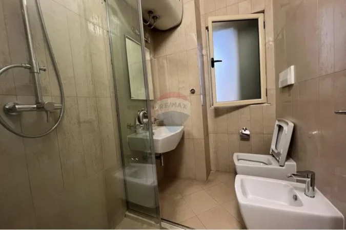 Tirane, jepet me qera apartament 2+1+Ballkon Kati 4, 1.000 m² 1.000 € (Rruga Him Kolli)