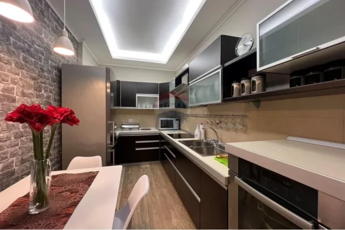 Tirane, jepet me qera apartament 2+1+Ballkon Kati 4, 1.000 m² 1.000 € (Rruga Him Kolli)