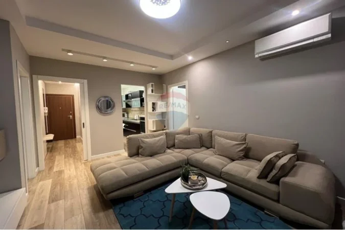 Tirane, jepet me qera apartament 2+1+Ballkon Kati 4, 1.000 m² 1.000 € (Rruga Him Kolli)