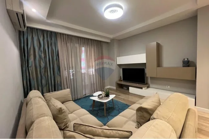Tirane, jepet me qera apartament 2+1+Ballkon Kati 4, 1.000 m² 1.000 € (Rruga Him Kolli)