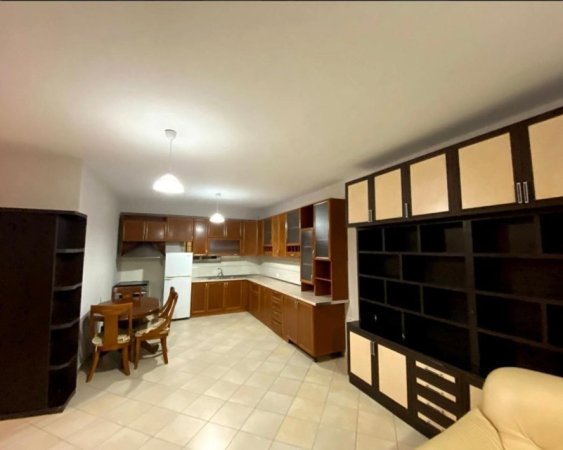 Tirane, jepet me qera apartament 2+1+Aneks+Ballkon Kati 2, 101 m² 500 € (astir)