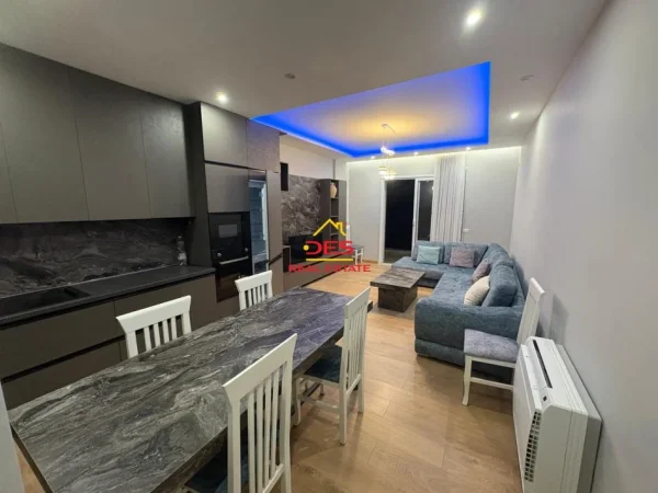 Vlore, jepet me qera apartament 2+1+Ballkon Kati 9, 110 m² 500 € (Rruga Çajupi)