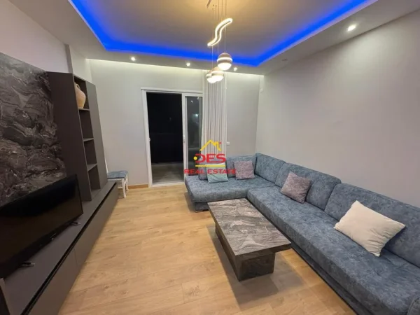 Vlore, jepet me qera apartament 2+1+Ballkon Kati 9, 110 m² 500 € (Rruga Çajupi)