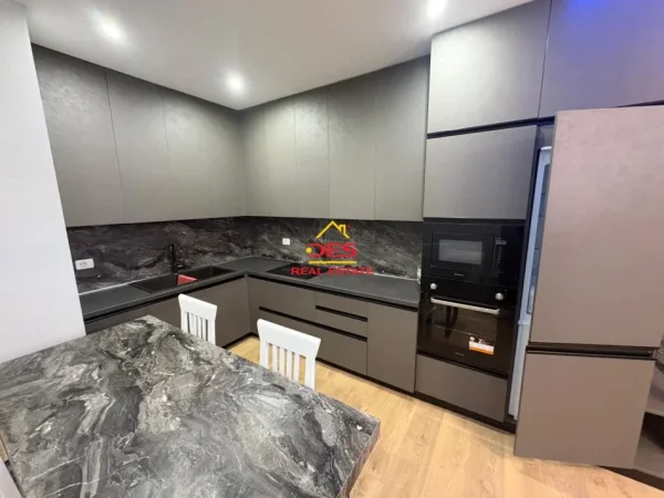 Vlore, jepet me qera apartament 2+1+Ballkon Kati 9, 110 m² 500 € (Rruga Çajupi)