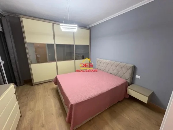 Vlore, jepet me qera apartament 2+1+Ballkon Kati 9, 110 m² 500 € (Rruga Çajupi)
