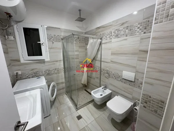 Vlore, jepet me qera apartament 2+1+Ballkon Kati 9, 110 m² 500 € (Rruga Çajupi)