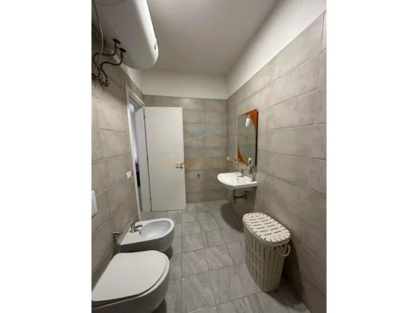 Tirane, jepet me qera apartament 2+1 Kati 3, 107 m² 670 € 