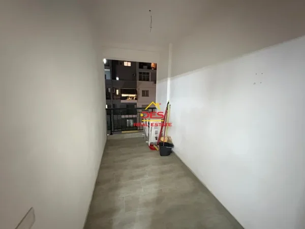 Vlore, jepet me qera apartament 2+1+Ballkon Kati 9, 110 m² 500 € (Rruga Çajupi)