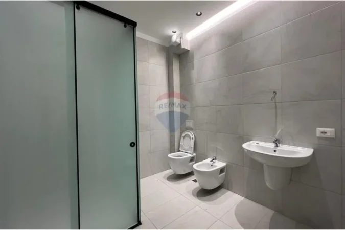 Tirane, jepet me qera apartament 2+1+Ballkon , 127 m² 1.000 € (Rruga Tefta Tashko)
