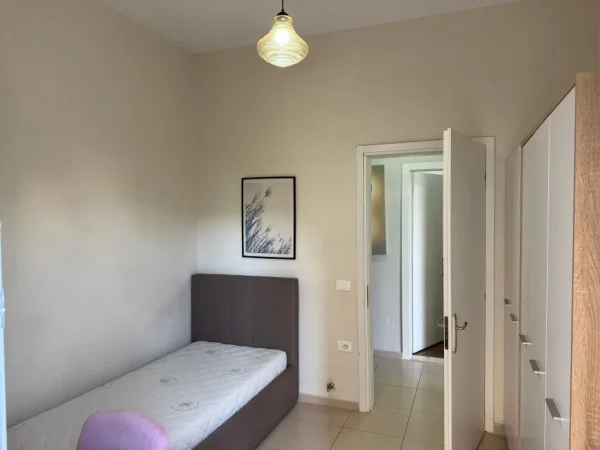 Tirane, jepet me qera apartament 2+1+Ballkon Kati 2, 900 € 