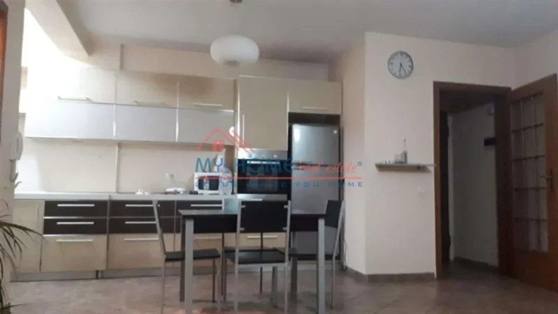 Tirane, jepet me qera apartament 1+1+Ballkon Kati 9, 75 m² 700 € (Rruga Sami Frasheri)