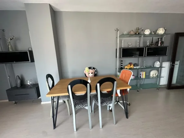 Tirane, jepet me qera apartament 2+1+Ballkon Kati 8, 100 m² 800 € (KIKA 1)