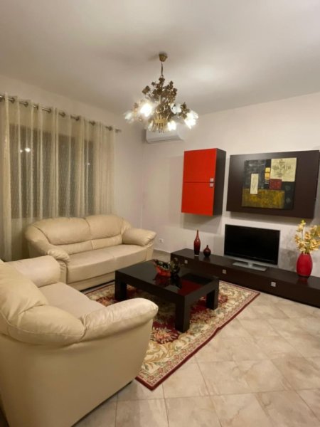 Tirane, jepet me qera shtepi 1+1 Kati 1, 70 m² 380 € (5 Maji)