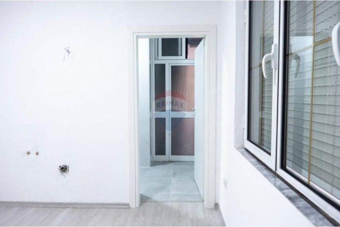 Tirane, jepet me qera zyre , 90 m² 1.000 € (Sheshi Willson)