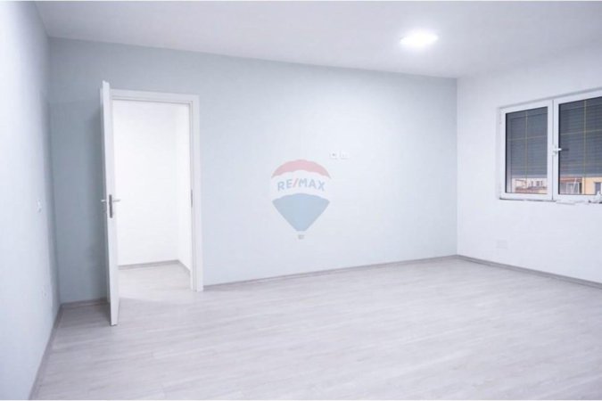 Tirane, jepet me qera zyre , 90 m² 1.000 € (Sheshi Willson)