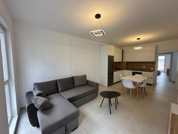 Tirane, jepet me qera apartament 2+1+Ballkon Kati 4, 96 m² 500 € (Univers City)