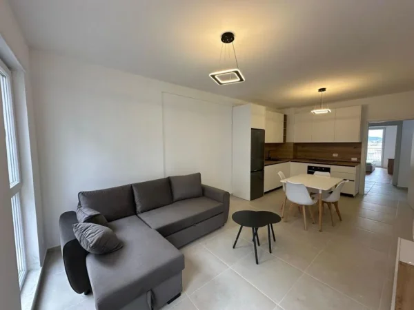Tirane, jepet me qera apartament 2+1+Ballkon Kati 4, 96 m² 500 € (Univers City)