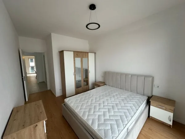 Tirane, jepet me qera apartament 2+1+Ballkon Kati 4, 96 m² 500 € (Univers City)