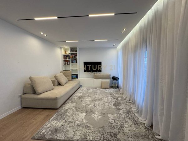 Tirane, shitet apartament 2+1 Kati 4, 178 m² 300.000 € (Kopshti Botanik/Zoologjik)