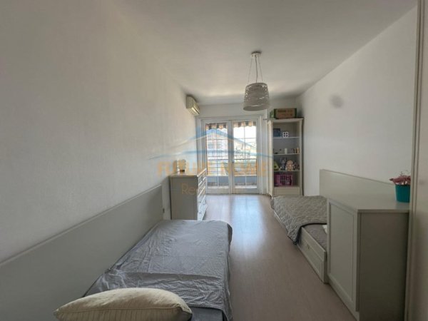 Tirane, jepet me qera apartament 2+1 Kati 7, 126 m² 830 € (KOMUNA E PARISIT)