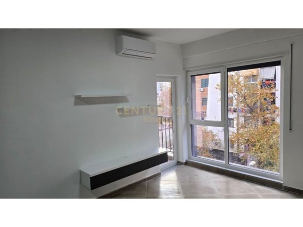 Tirane, jepet me qera apartament 1+1 Kati 3, 74 m² 450 € 