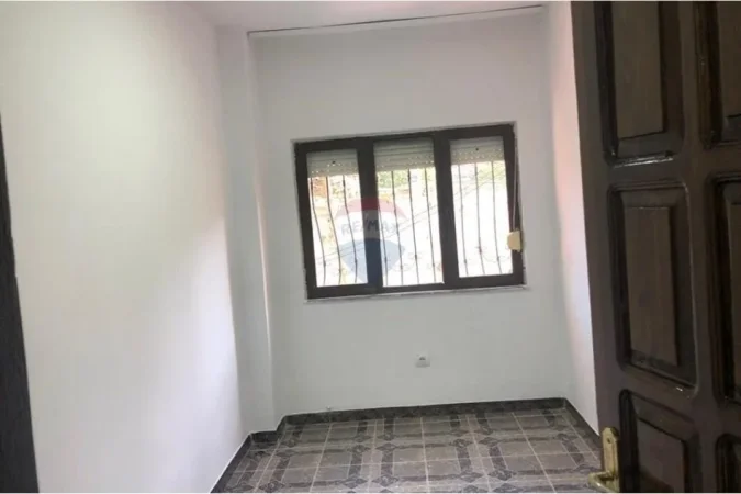 Tirane, jepet me qera zyre , 120 m² 650 € (Rruga e Kavajes)