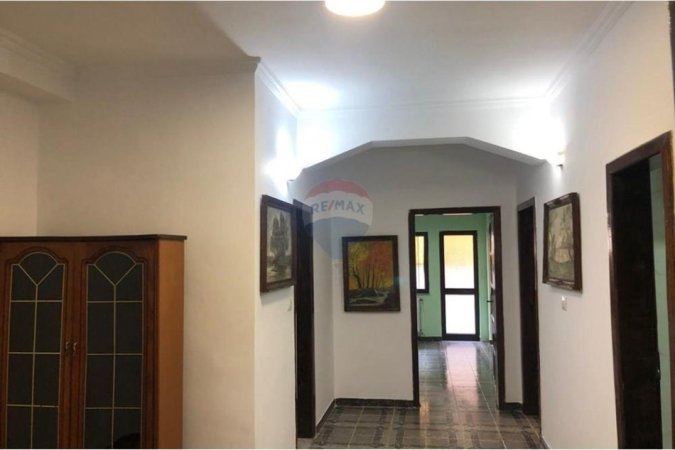 Tirane, jepet me qera zyre , 120 m² 650 € (Rruga e Kavajes)