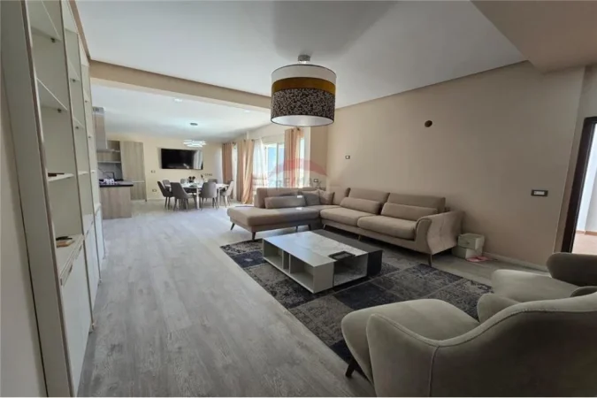 Vlore - Lungomare, jepet me qera apartament+verande | Penthouse 3+1+Ballkon , 170 m² 1.000 € (Rruga Murat Terbac, Vlore)