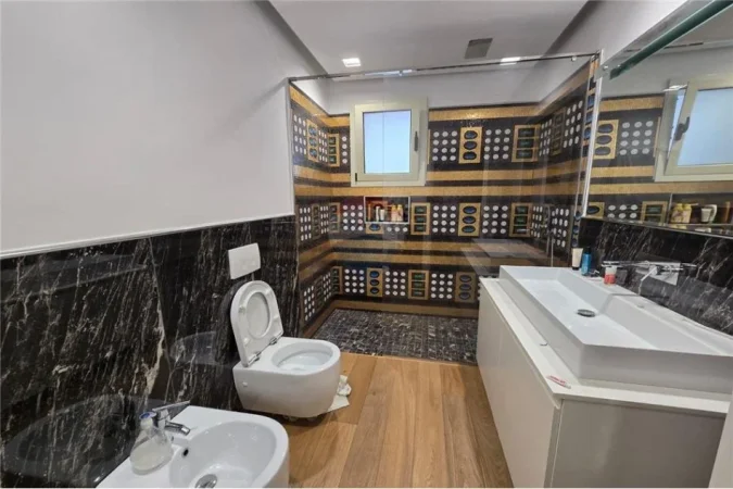 Vlore - Lungomare, jepet me qera apartament+verande | Penthouse 3+1+Ballkon , 170 m² 1.000 € (Rruga Murat Terbac, Vlore)