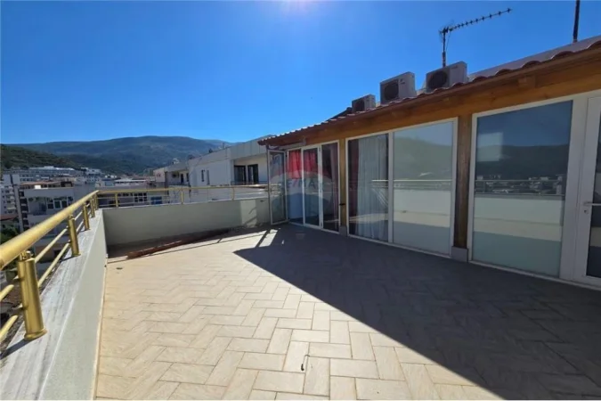 Vlore - Lungomare, jepet me qera apartament+verande | Penthouse 3+1+Ballkon , 170 m² 1.000 € (Rruga Murat Terbac, Vlore)
