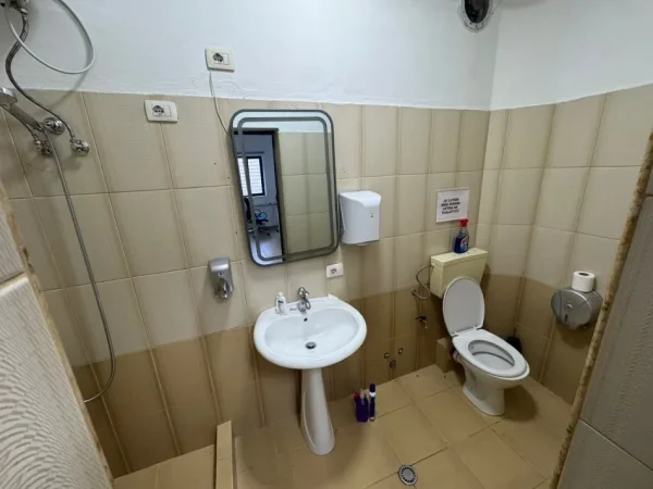 Tirane, jap me qera zyre Kati 0, 120 m² 800 € (Sheshi avni rustemi PAZARI I RI)